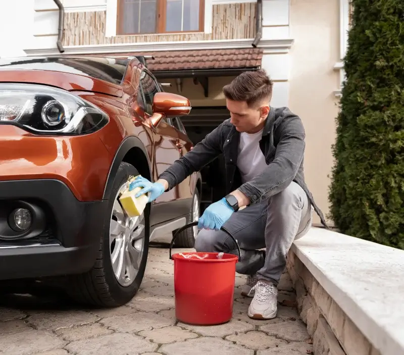 Lavage auto à domicile Saint-Victor-sur-Rhins : professionnel intervenant sur un véhicule